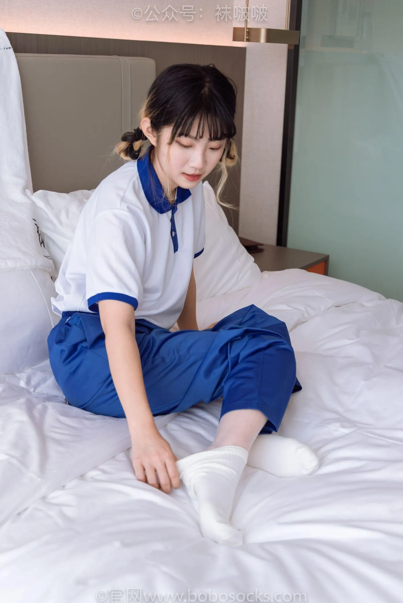 [BoBoSocks袜啵啵]NO.042 砂糖-校服、板鞋、白棉袜、油亮白丝 [139P]插图4